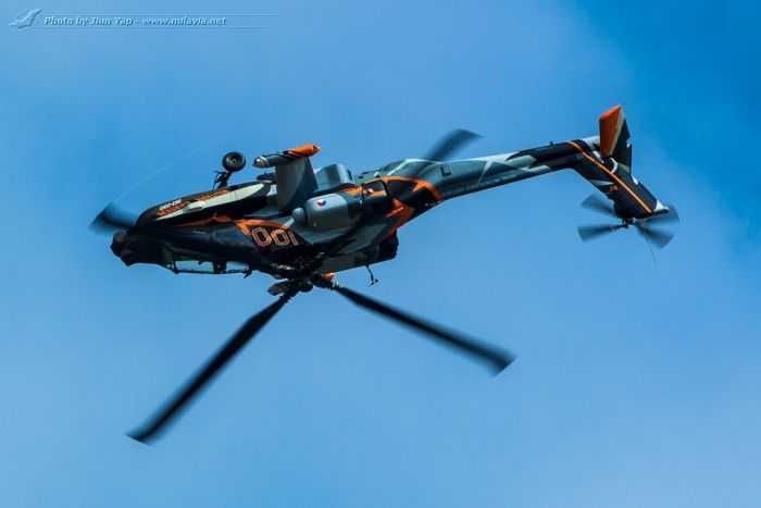 Ah64D Apache Doing Barrel Rolls Royal Netherlands Air Force Ah64D Apache Demo Team Pictures 002