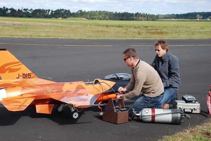 Meet The Quattro  A 1 4 Scale Rc F16 Jet Pictures (2)