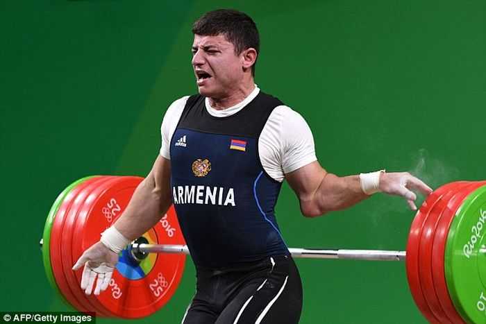 Armenian Olympic Weightlifter Andranik Karapetyan's Arm Snaps Trying To Lift 429Lbs Pictures (1)