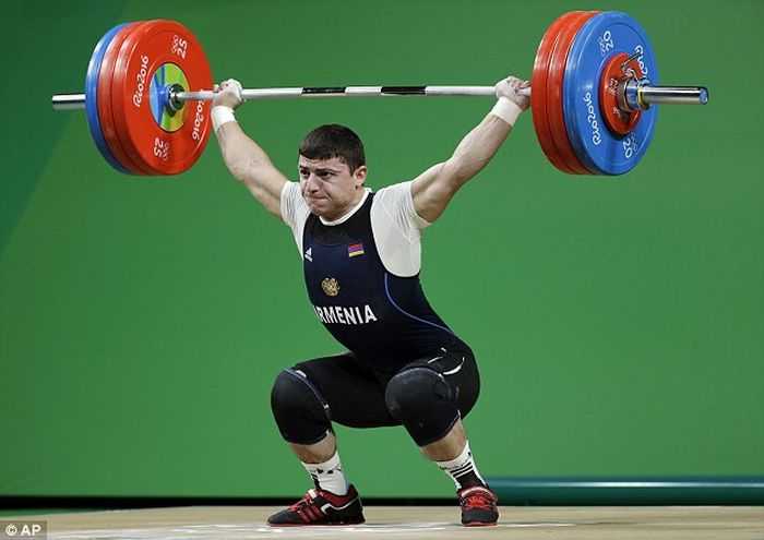 Armenian Olympic Weightlifter Andranik Karapetyan's Arm Snaps Trying To Lift 429Lbs Pictures (2)