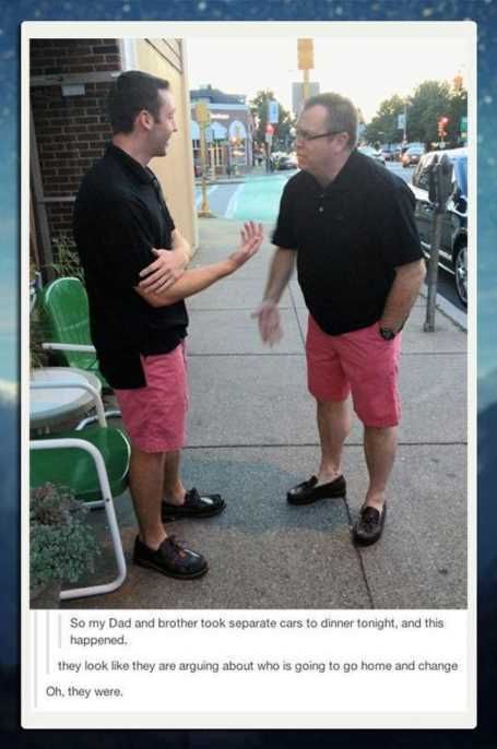 Twomenwearingthesameoutfit