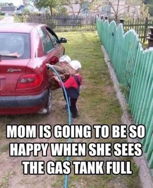 Kidsfillingupthegastankonthecar