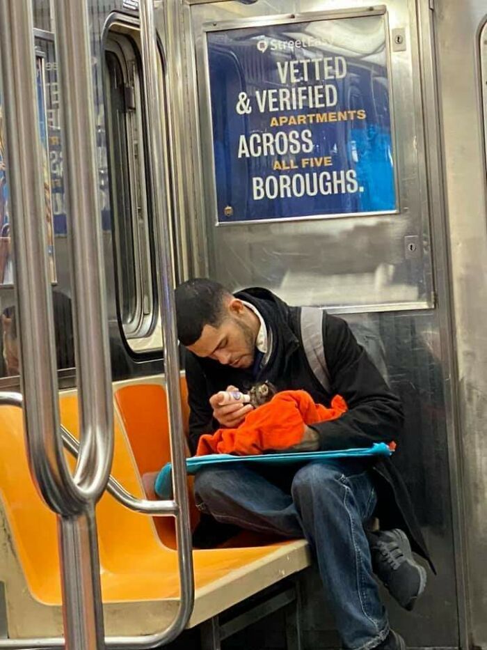 30 Strange And Weird Pictures Taken On The Subway