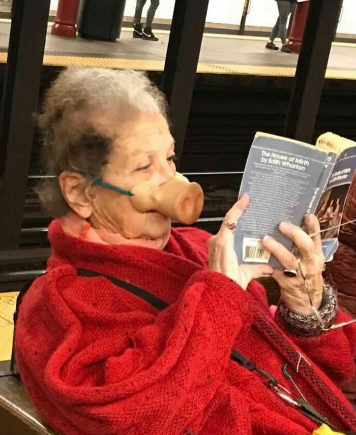 30 Strange And Weird Pictures Taken On The Subway
