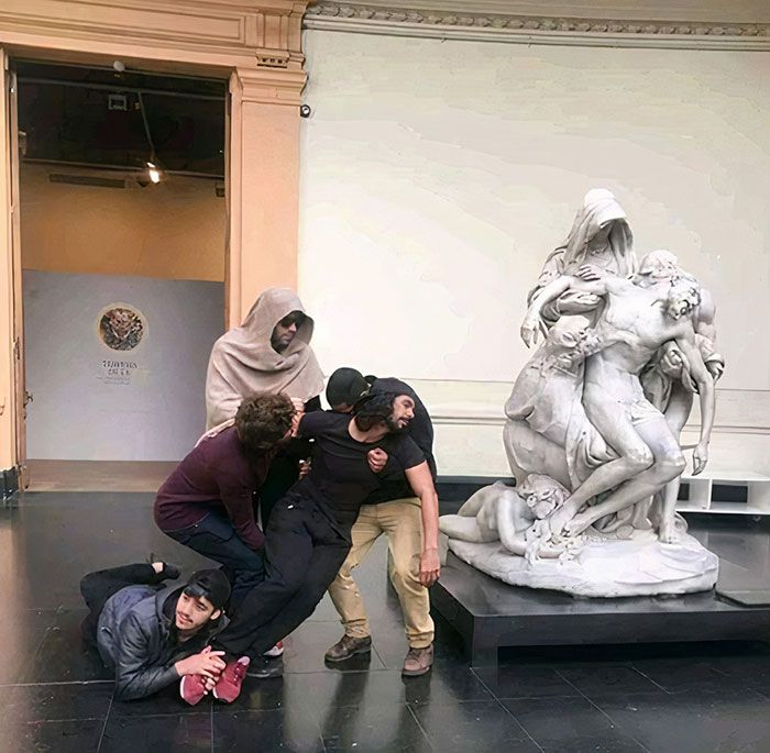 32 Super Funny Pictures People Took At Museums&Nbsp;