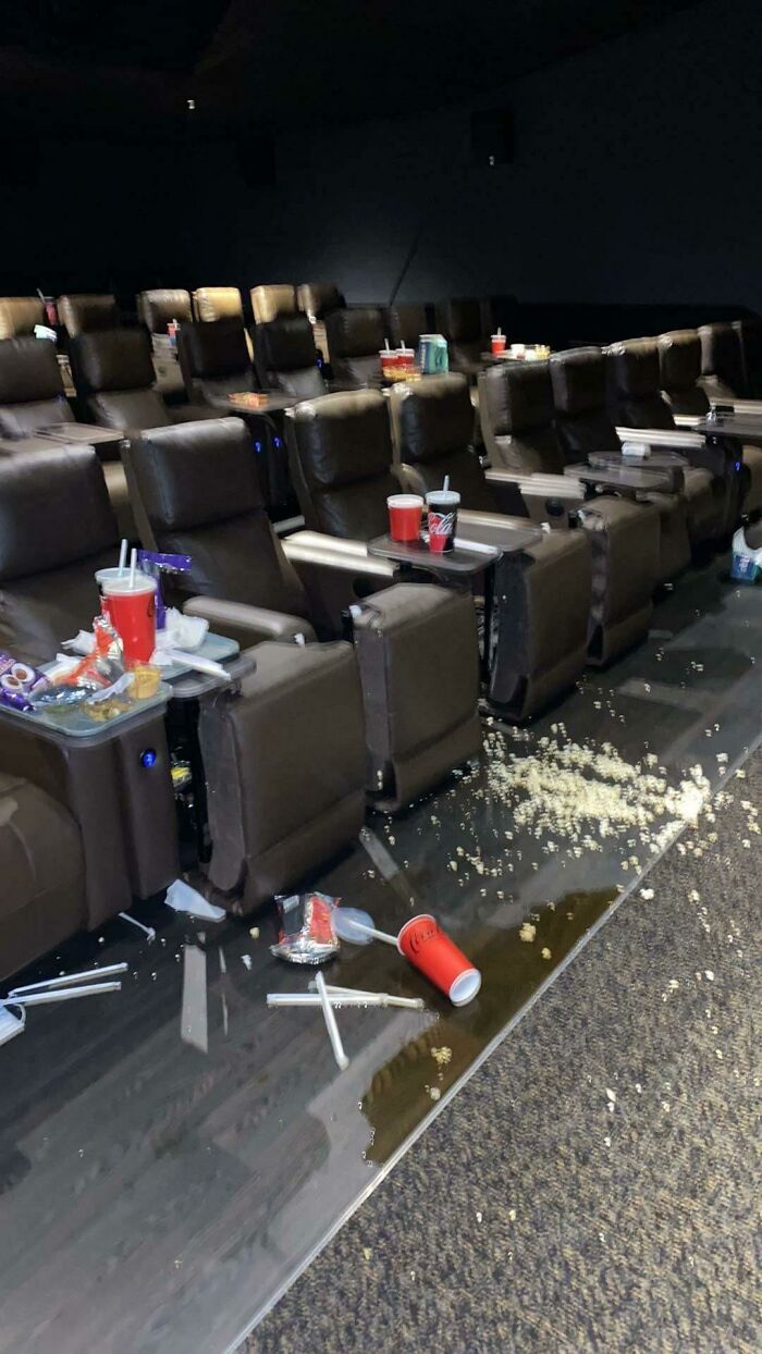 30 Heartbreaking Pictures Of People Having A Really Bad Day At Work