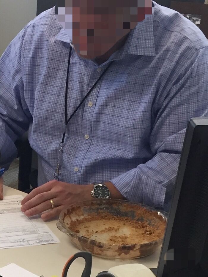 30 Heartbreaking Pictures Of People Having A Really Bad Day At Work