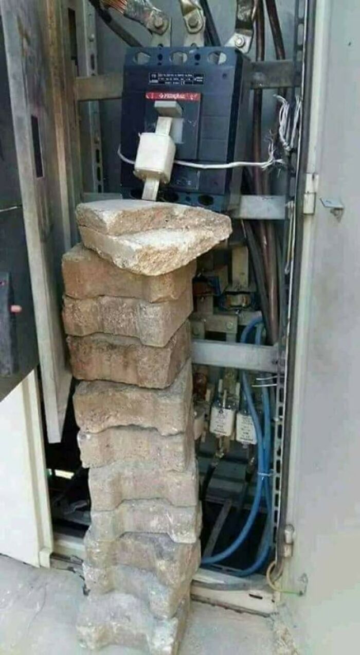 30 Of The Dumbest And Funniest Work Safety Examples
