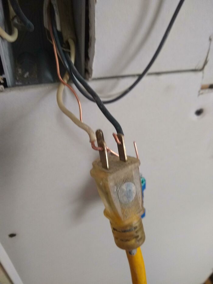 30 Of The Dumbest And Funniest Work Safety Examples