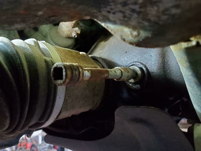 30 Hilarious Pics That Show The Level Of Nonsense Mechanics Have To Deal With