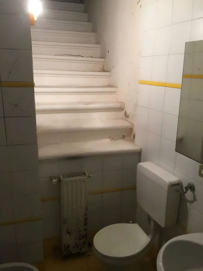30 Completely Insane Pictures Of The Most Chaotic Homes 
