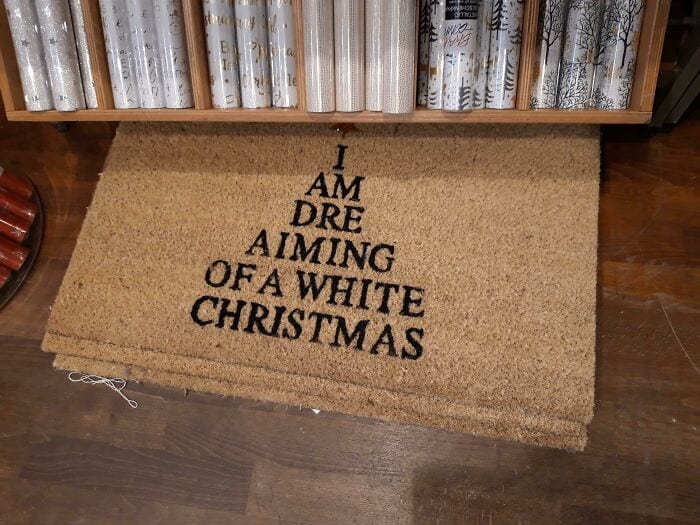 30 Sad Pictures Of People Who Are Probably Having A Worse Christmas Than You 