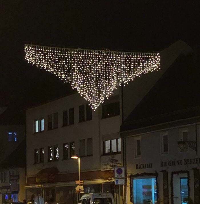 30 Sad Pictures Of People Who Are Probably Having A Worse Christmas Than You 