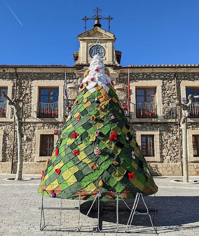 30 Epic And Creative Christmas Trees That Absolutely Won Christmas 