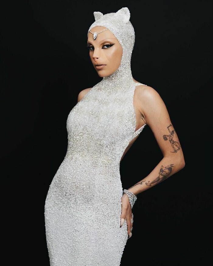30 Of The Most Beautiful And Bizarre Outfits From The Met Gala