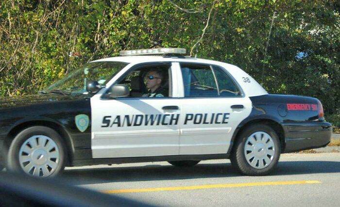 30 Funny, Weird, And Interesting Things Spotted On The Road