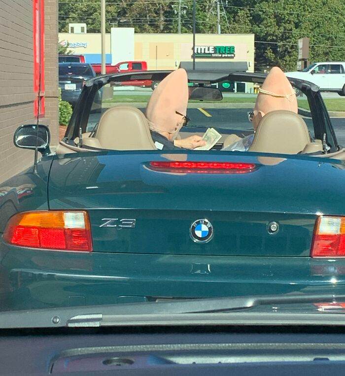 30 Funny, Weird, And Interesting Things Spotted On The Road