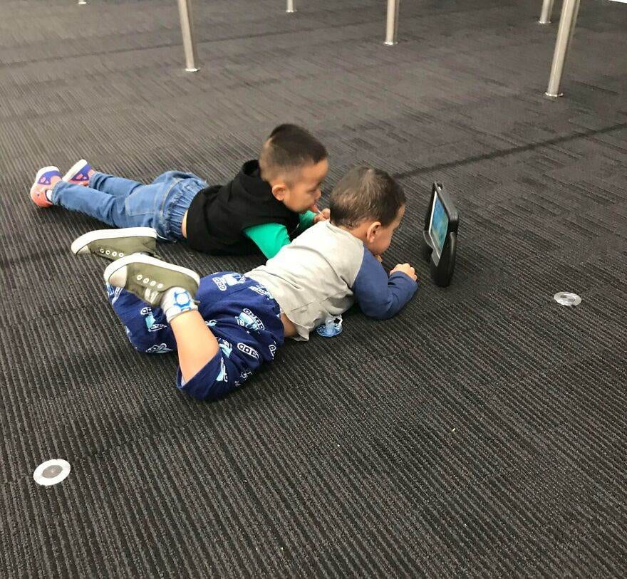  30 Hilarious, Heartwarming And StraightUp Bizarre Pics Taken In Airports