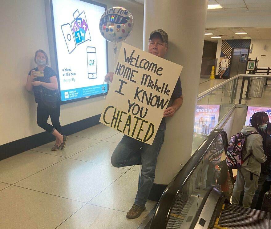6479952D9Eda7 Funny Airport Pics 880