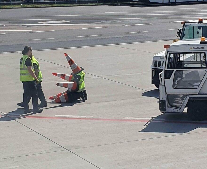 64799A60D1Dbb Funny Airport Pics 880