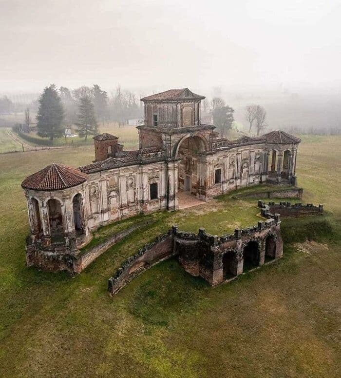 Interesting Old Abandoned Houses Pictures 28 64F81E0180C4A 700