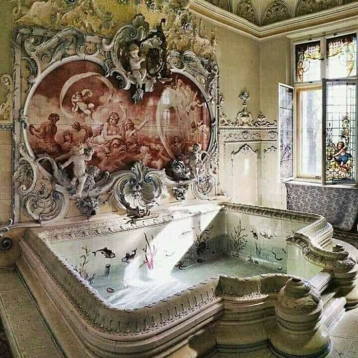 Interesting Old Abandoned Houses Pictures 31 64F81E0770018 700