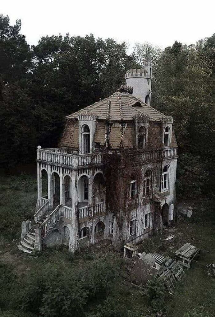 30 Captivatingly Unique Abandoned Homes Explored By Adventurers