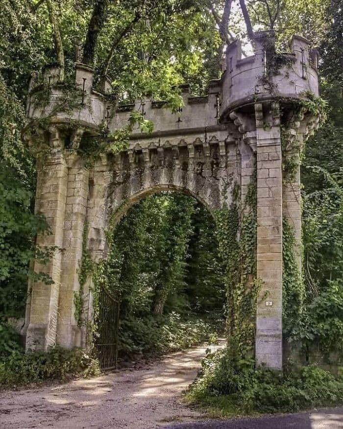 Interesting Old Abandoned Houses Pictures 64F82720E6A55 700