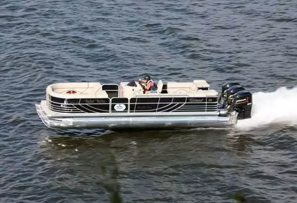 Meet The World'S Fastest Pontoon Boat  114Mph  Brad Rowland'S 25Ft South Bay 925Cr Powered By Three Mercury Promax 300X Outboard Engines Video 013