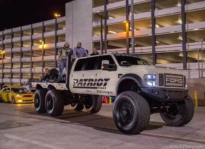 Meet The Super Six  The Six Door Ford F550 Heavy D And Dieselsellerz Sema 2015 Build Pictures 001