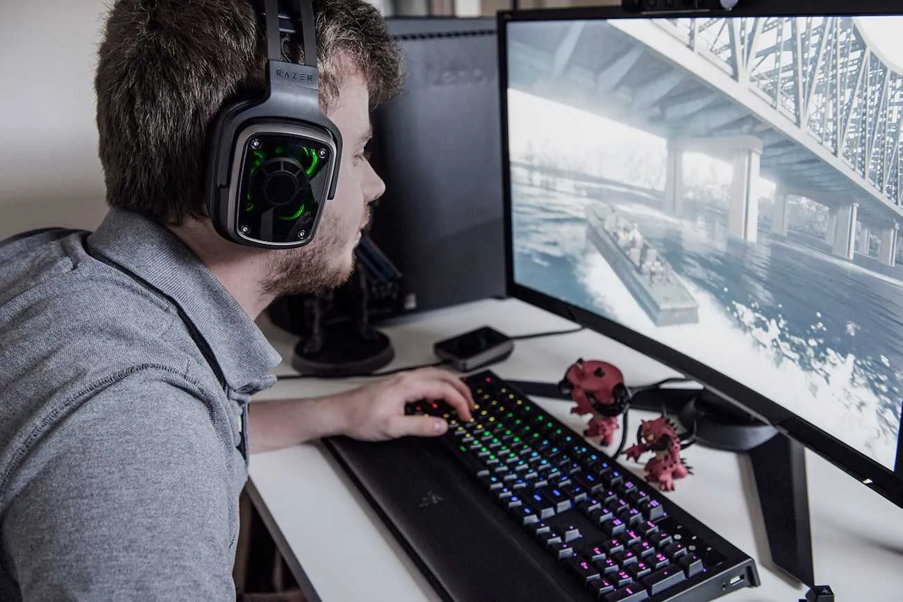 Player Testing The Razer Tiamat 7.1 V2 Gaming Headset
