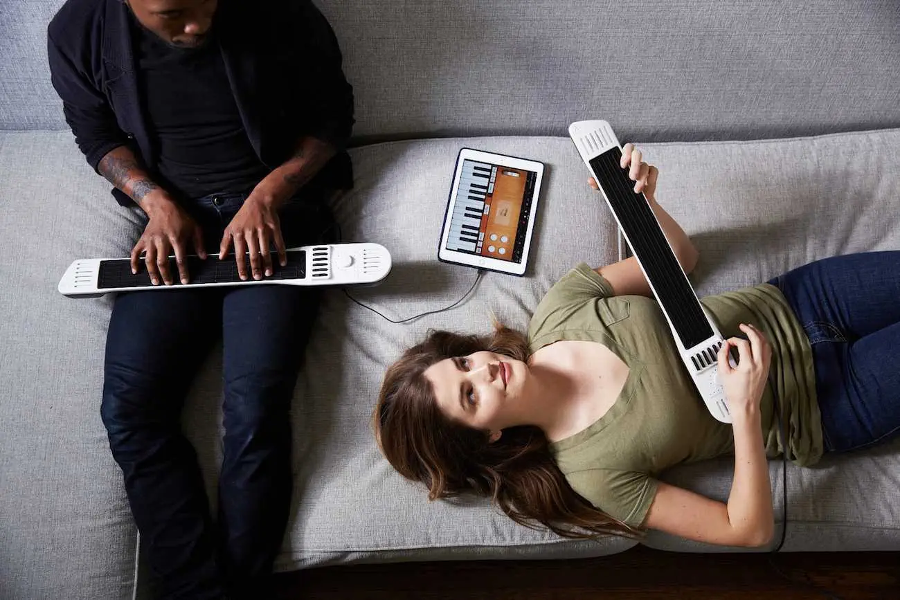 Models Posing With The Artiphon Instrument 1 Device