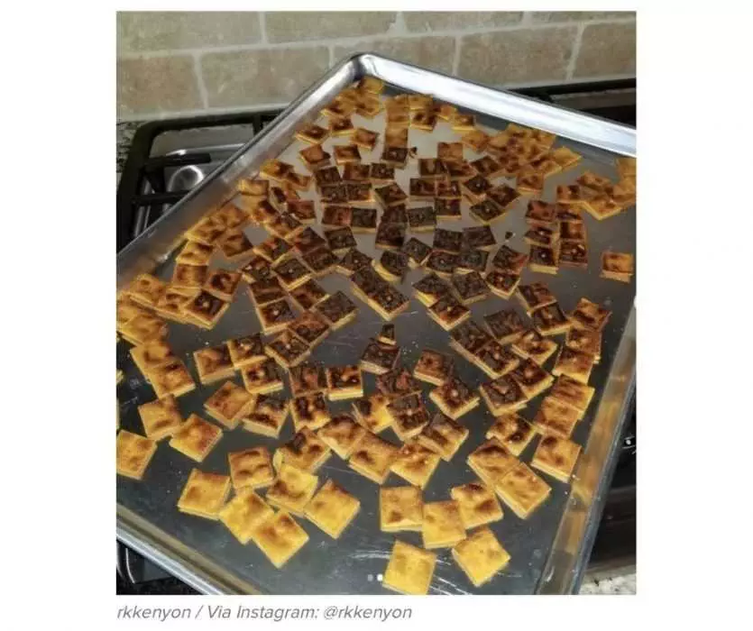 Work-From-Home-Fail-11 Work From Home Fails Preparing Snacks For Child While Working From Home