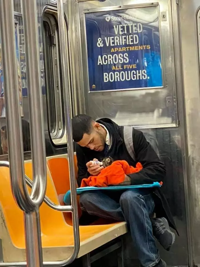 30 Strange And Weird Pictures Taken On The Subway