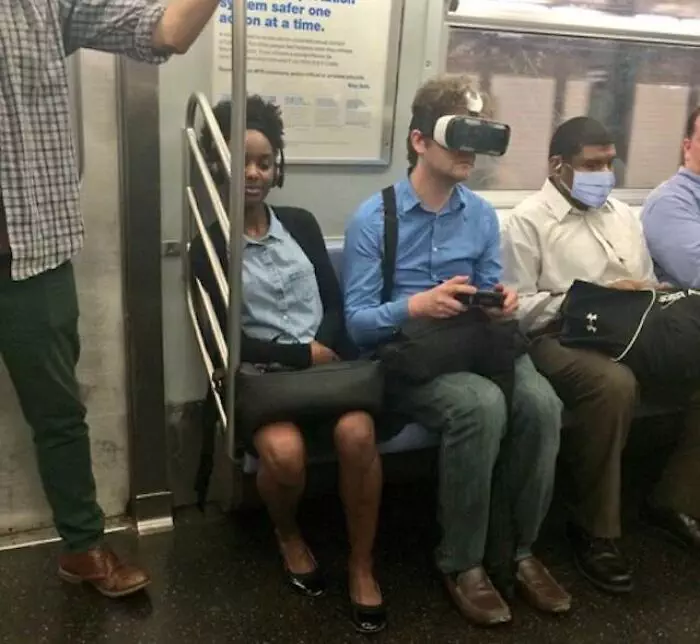 30 Strange And Weird Pictures Taken On The Subway