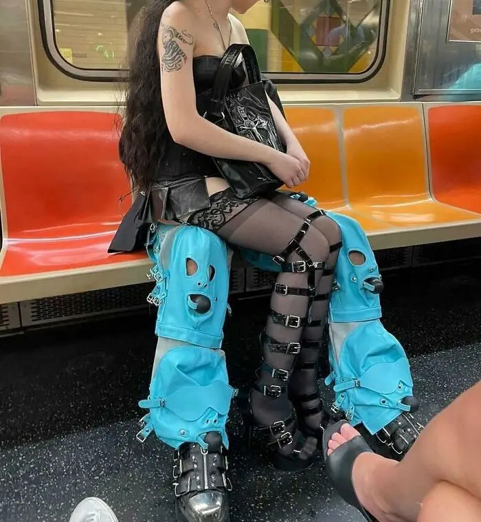 30 Strange And Weird Pictures Taken On The Subway