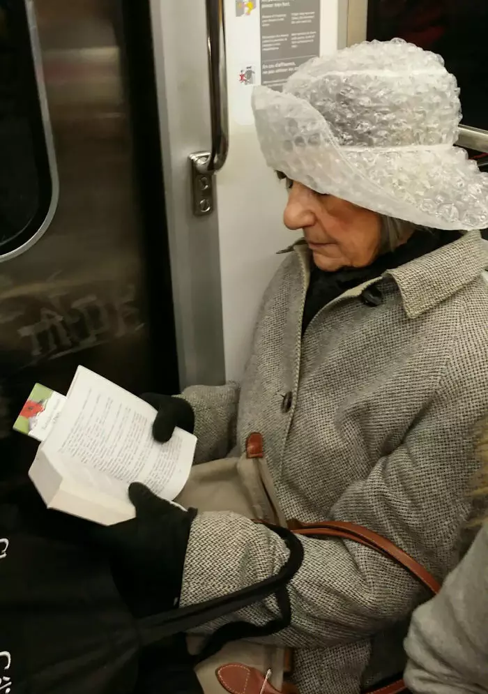 30 Strange And Weird Pictures Taken On The Subway