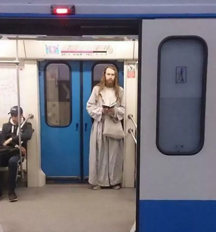 30 Strange And Weird Pictures Taken On The Subway
