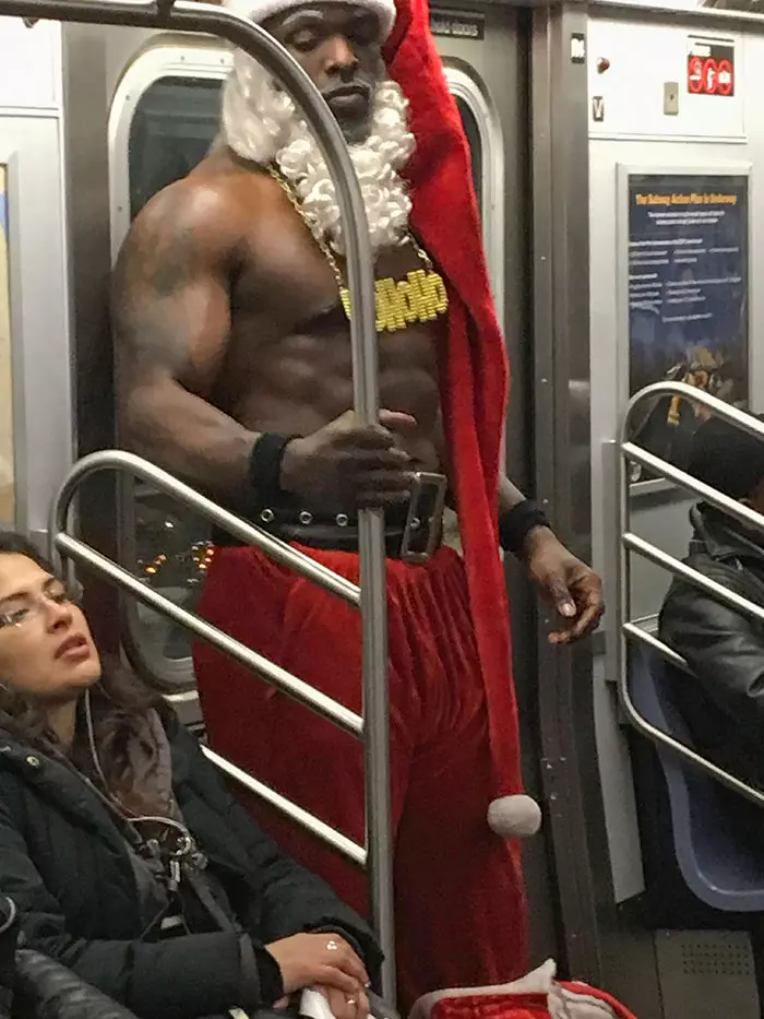 30 Strange And Weird Pictures Taken On The Subway