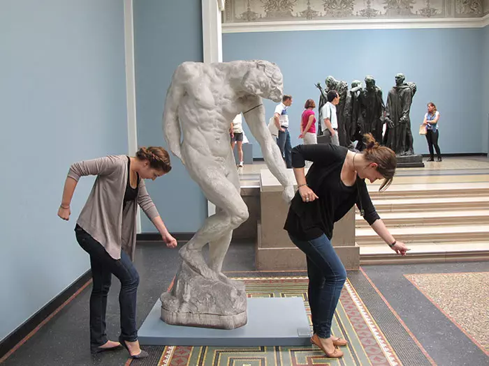 32 Super Funny Pictures People Took At Museums&Nbsp;