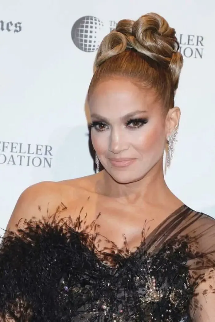 50 Hideous Times Makeup Artists Messed Up
