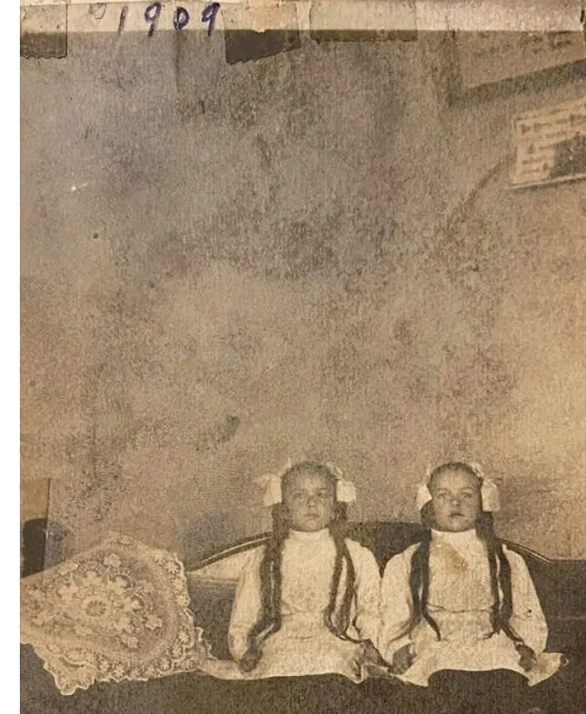 30 ‘Awkward Family Photos' To Cringe At