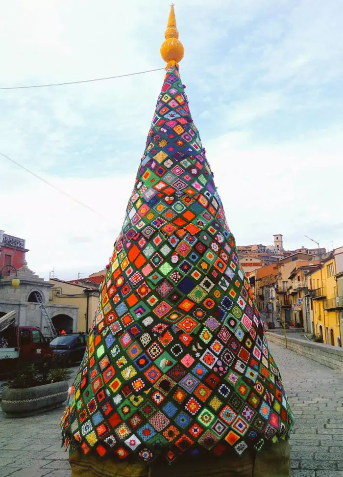 30 Epic And Creative Christmas Trees That Absolutely Won Christmas