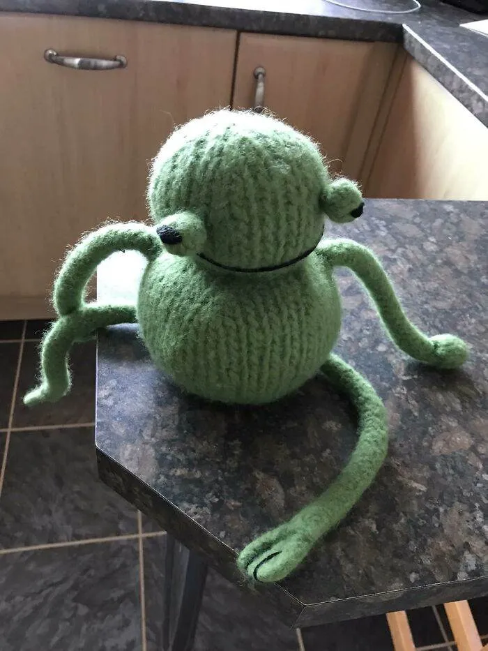 30 Extremely Random And Unhinged People Found In Charity Shops