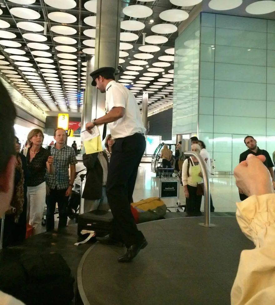 30 Hilarious, Heartwarming And StraightUp Bizarre Pics Taken In Airports