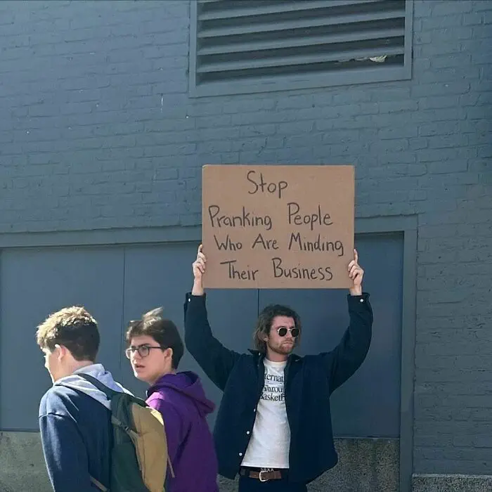 30 Must See Hilarious Images Of Dude With Sign