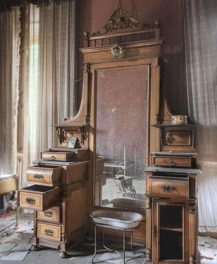 Interesting Old Abandoned Houses Pictures 17 64F81De9Ceace 700