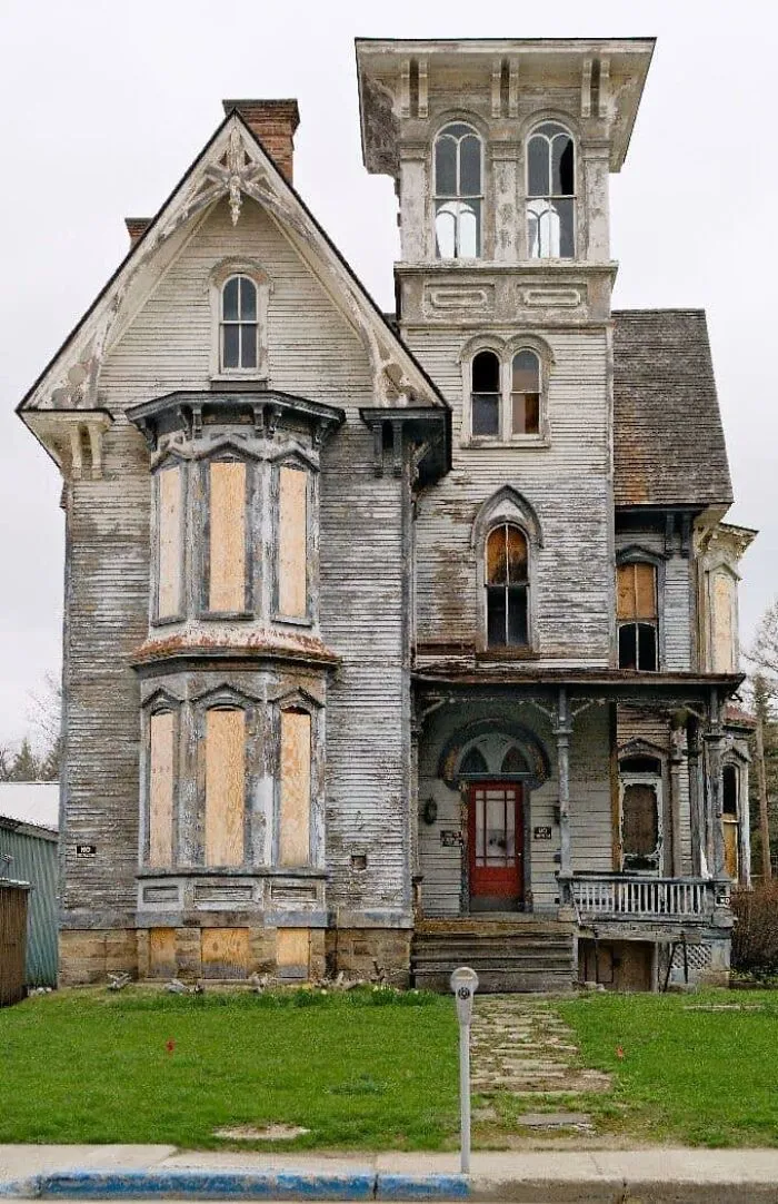 30 Captivatingly Unique Abandoned Homes Explored By Adventurers