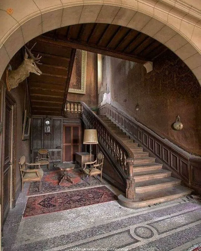 30 Captivatingly Unique Abandoned Homes Explored By Adventurers