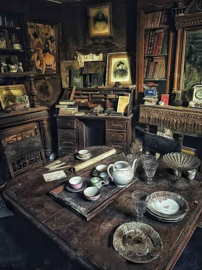 Interesting Old Abandoned Houses Pictures 27 64F81Dff2Eae3 700